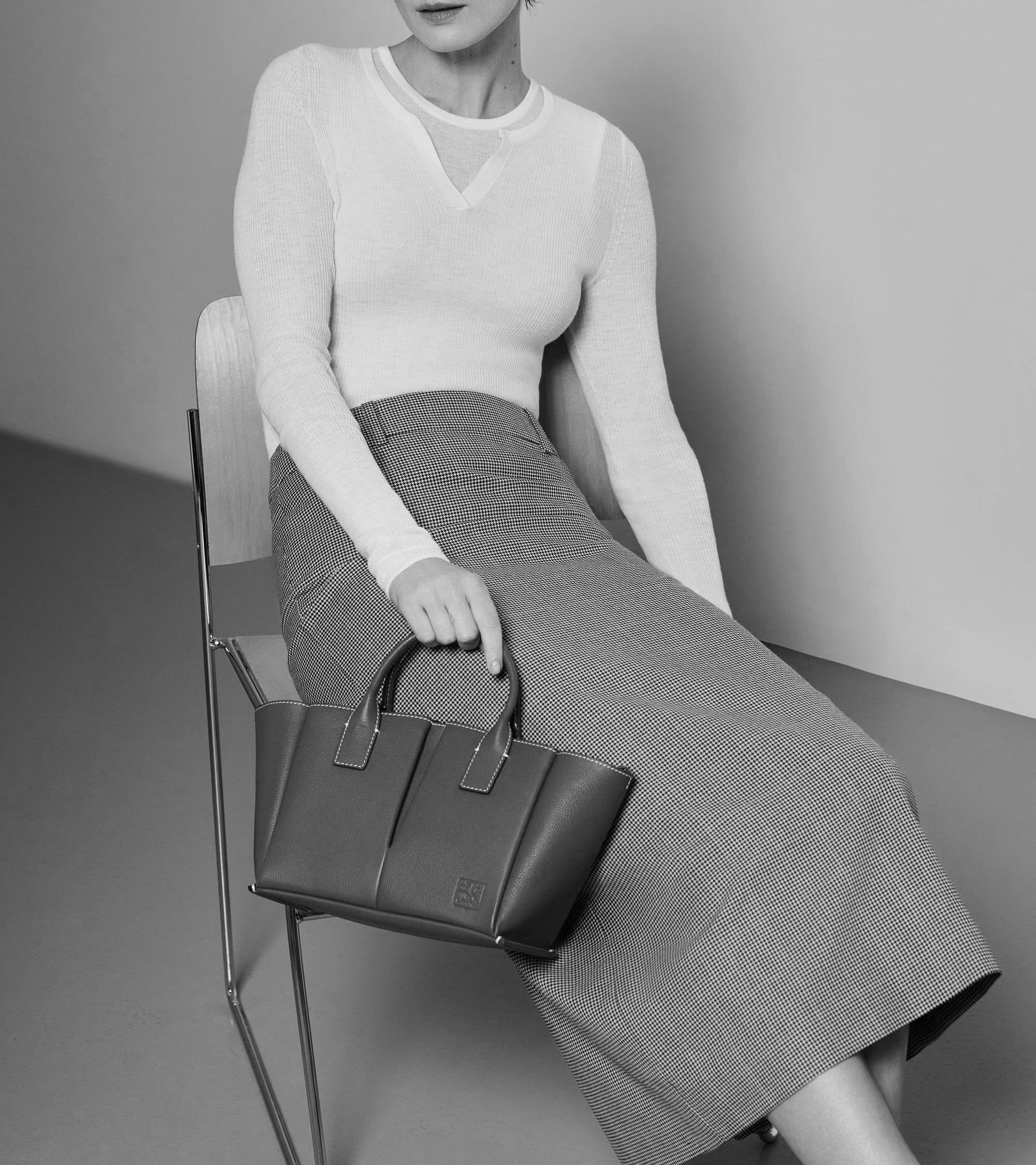 Elena small handbag in grained leather