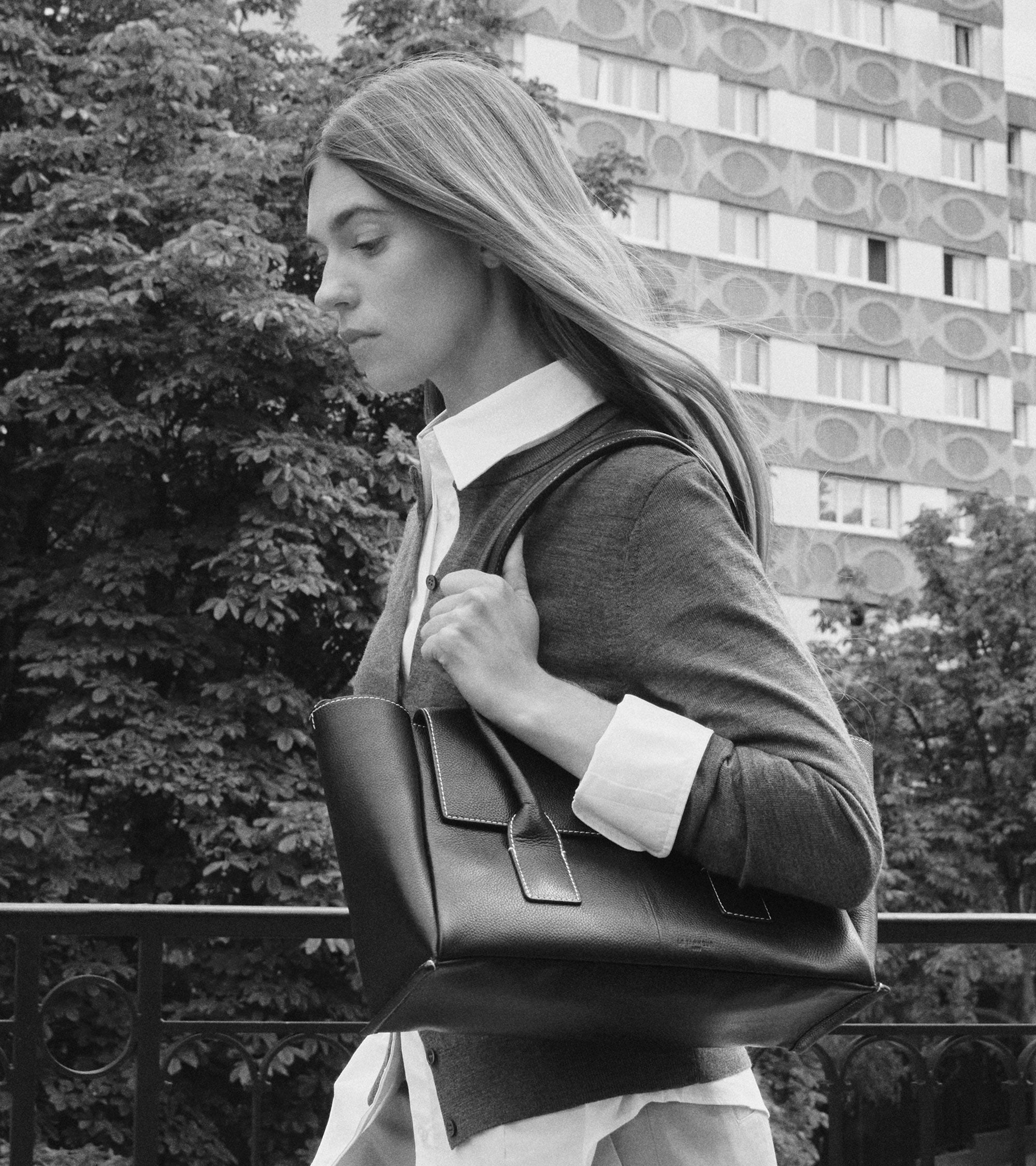 Medium tote bag with flap in grained leather