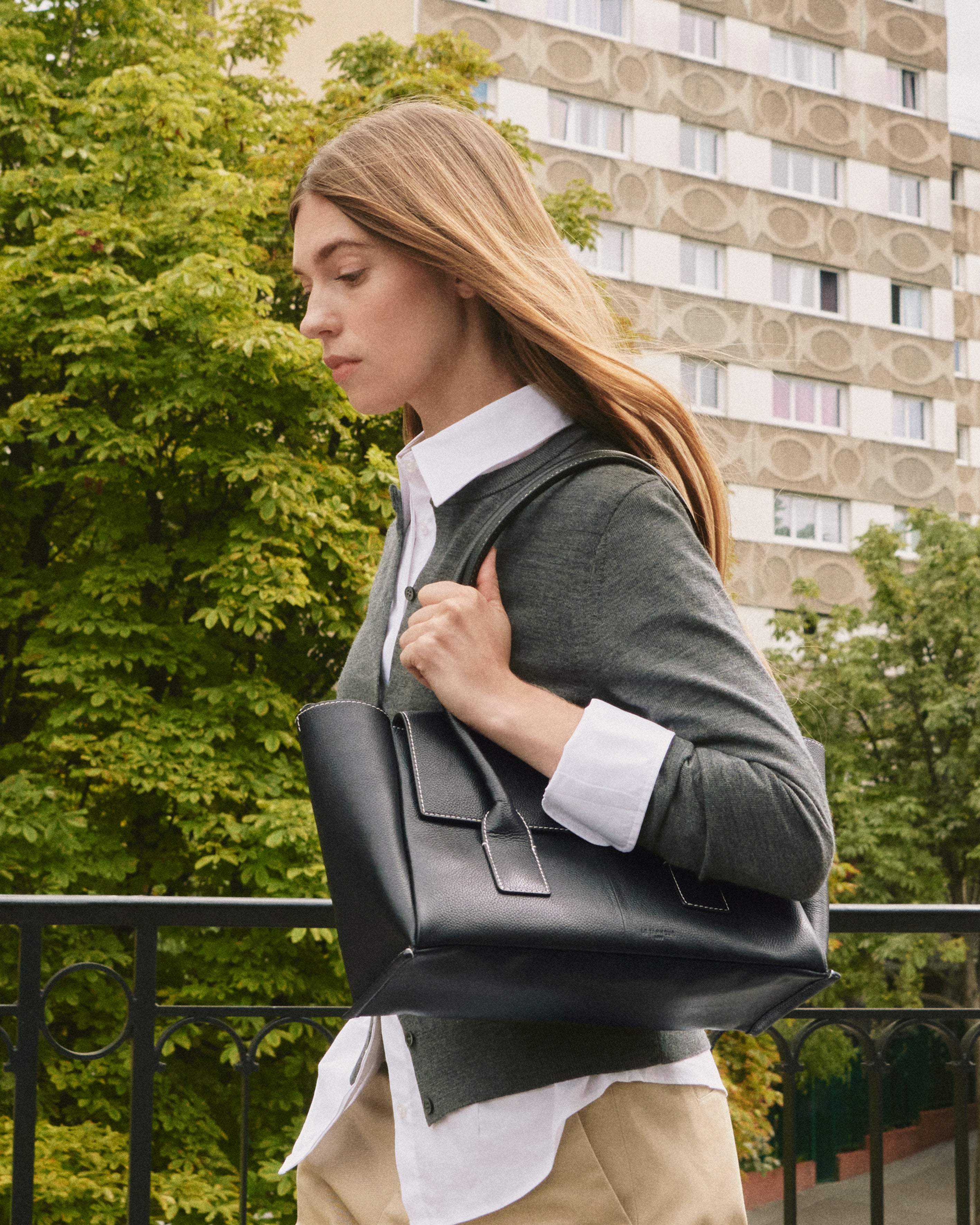 Medium tote bag with flap in grained leather