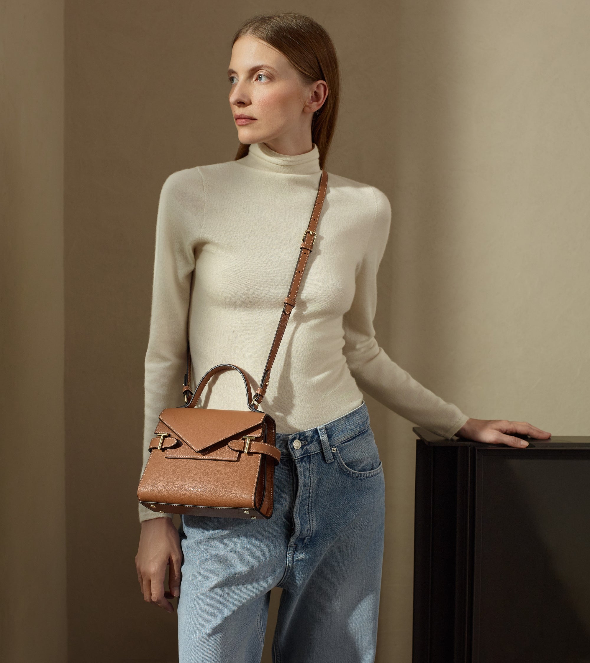 Bolso de mano pequeño Emilie de piel texturizada con doble solapa