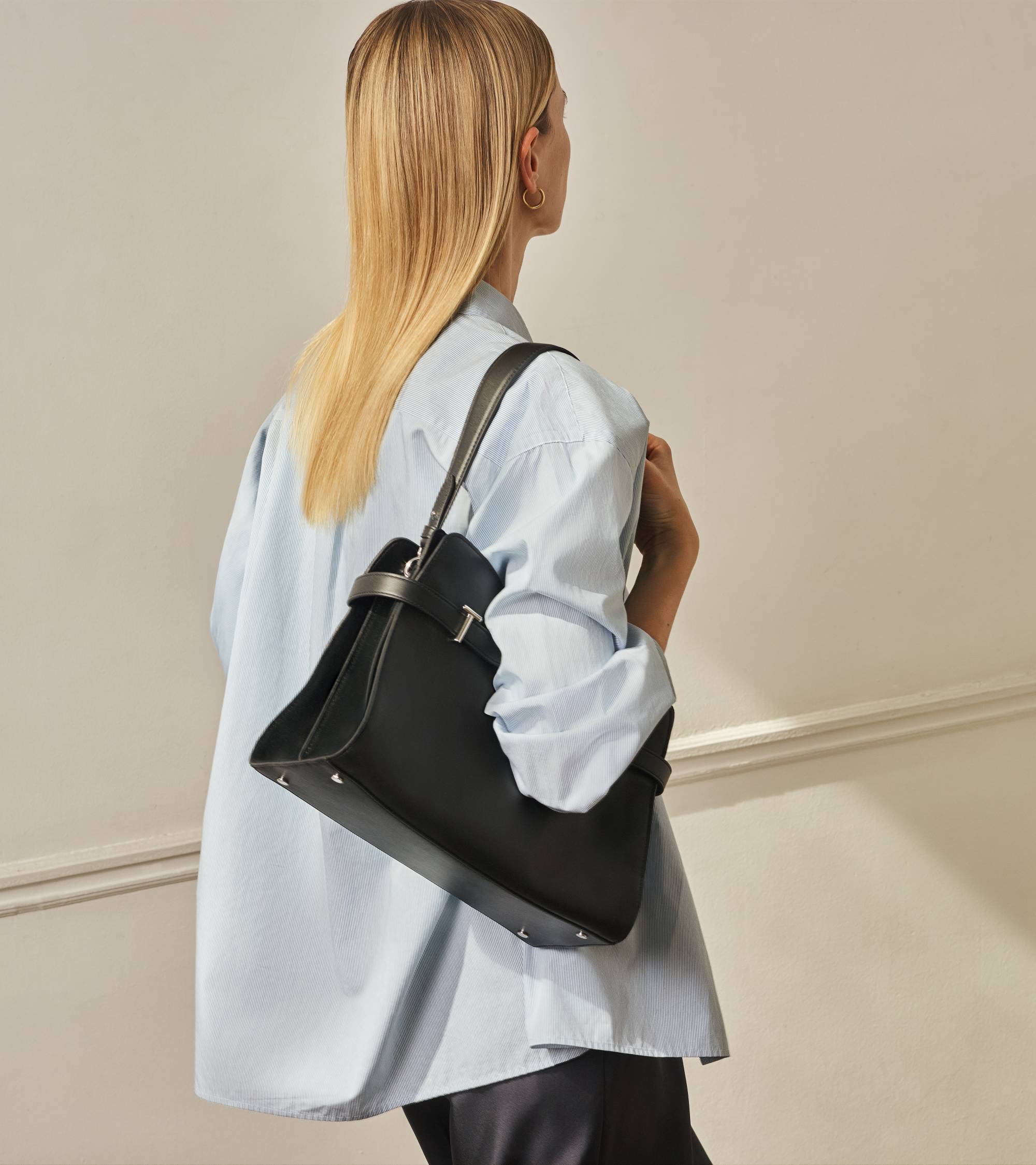 Bolsa de hombro grande modelo Emie en cuero liso y nobuk