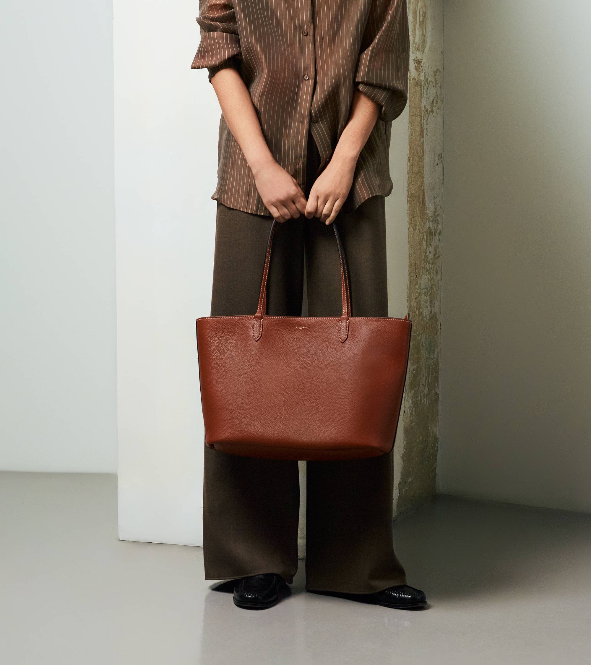 Louise large tote in grained leather