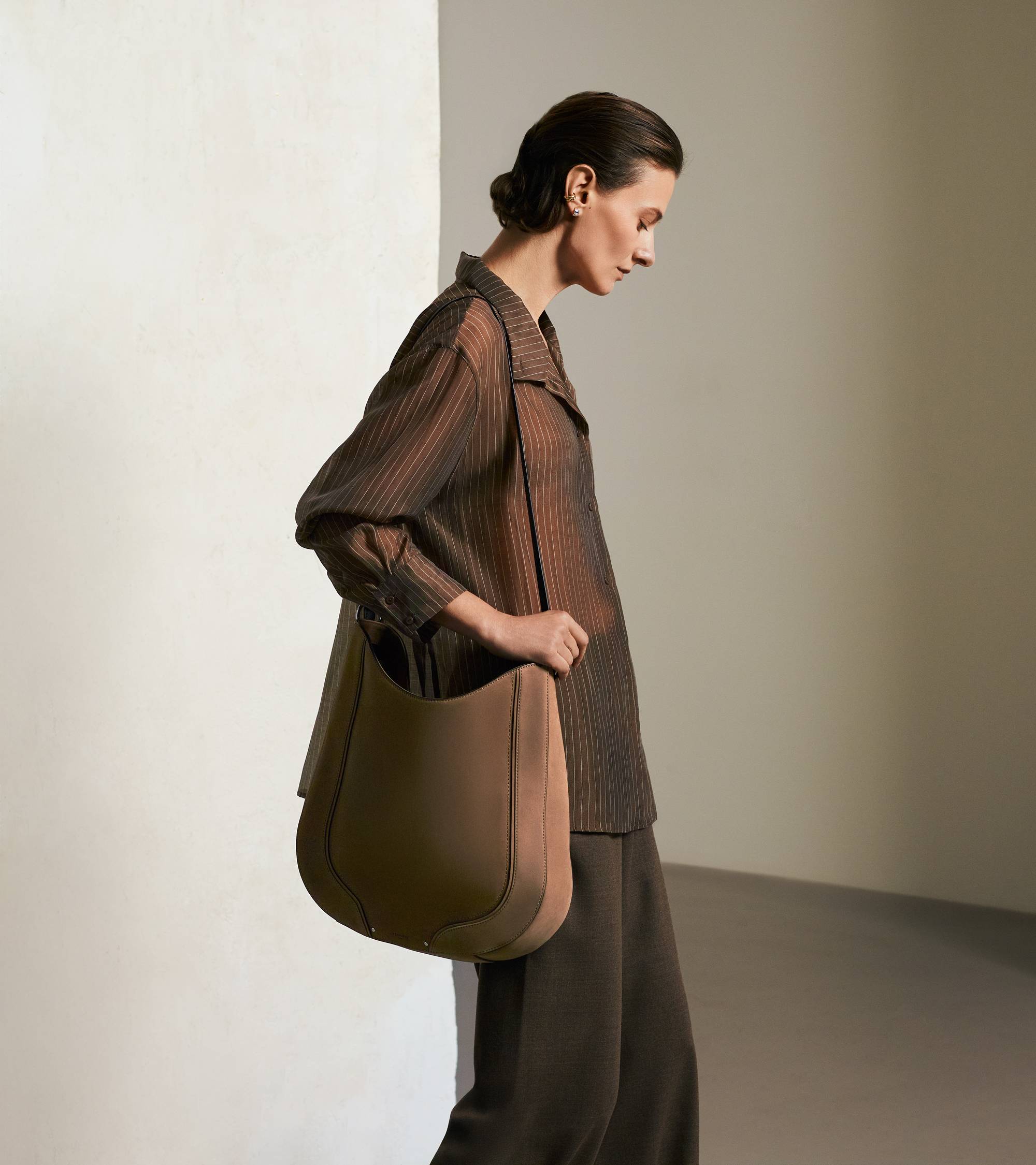 Bolso hobo mediano Ella de cuero liso y nobuk