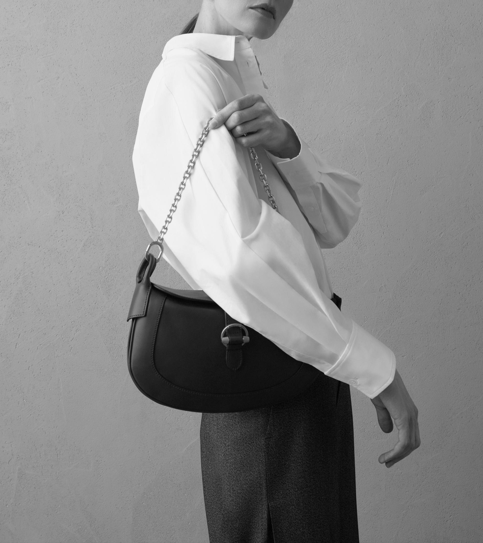 Bolso bandolera pequeño Pia de cuero liso.