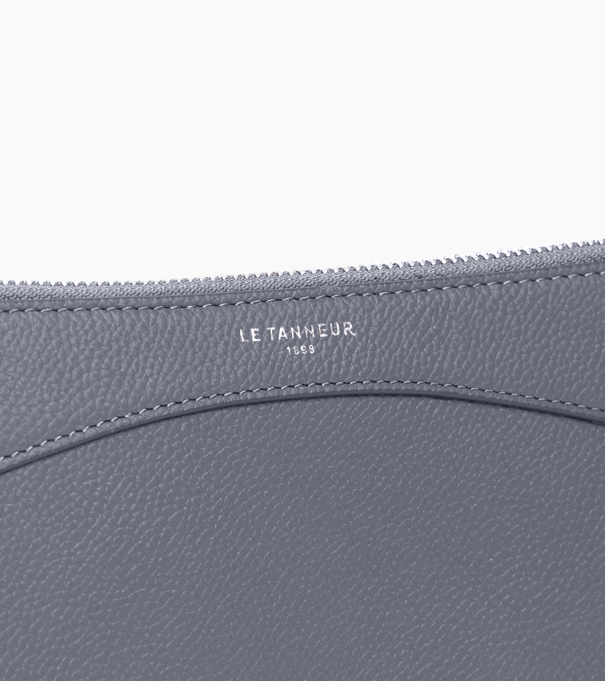 Kleine Tasche aus genarbtem Leder mit Reißverschluss