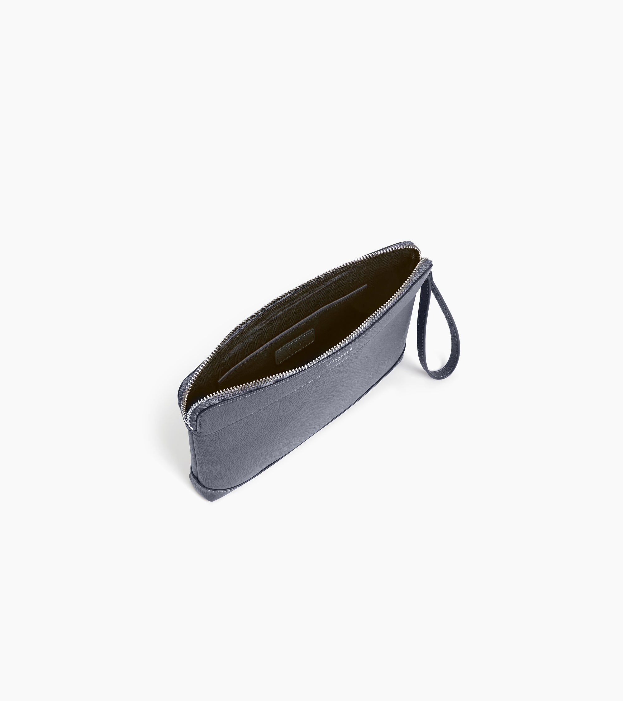 Kleine Tasche aus genarbtem Leder mit Reißverschluss