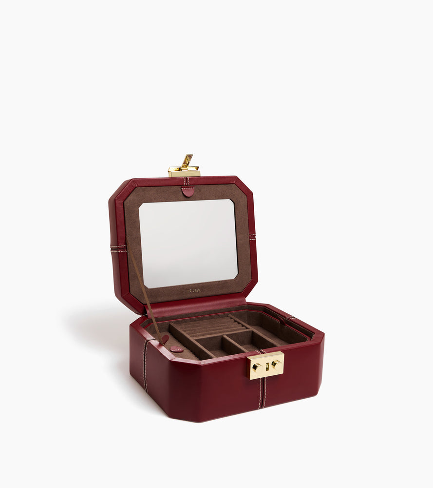 Small jewellery box with T-clasp in leather
