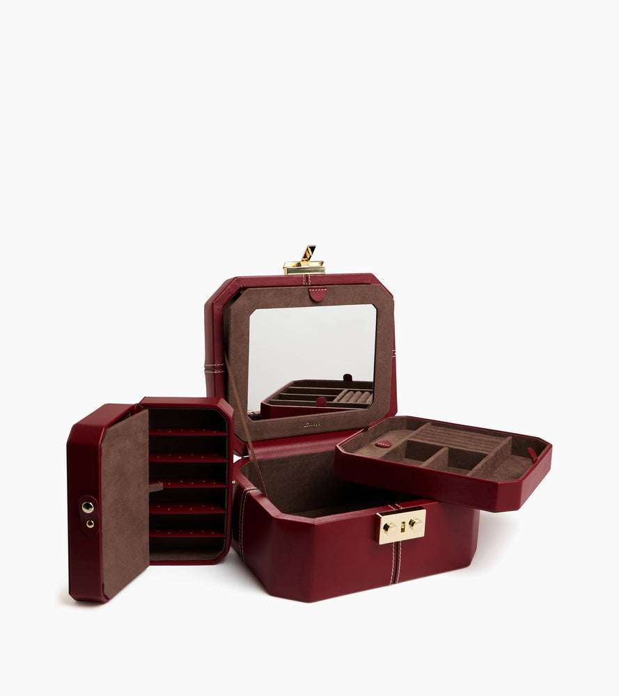 Small jewellery box with T-clasp in leather
