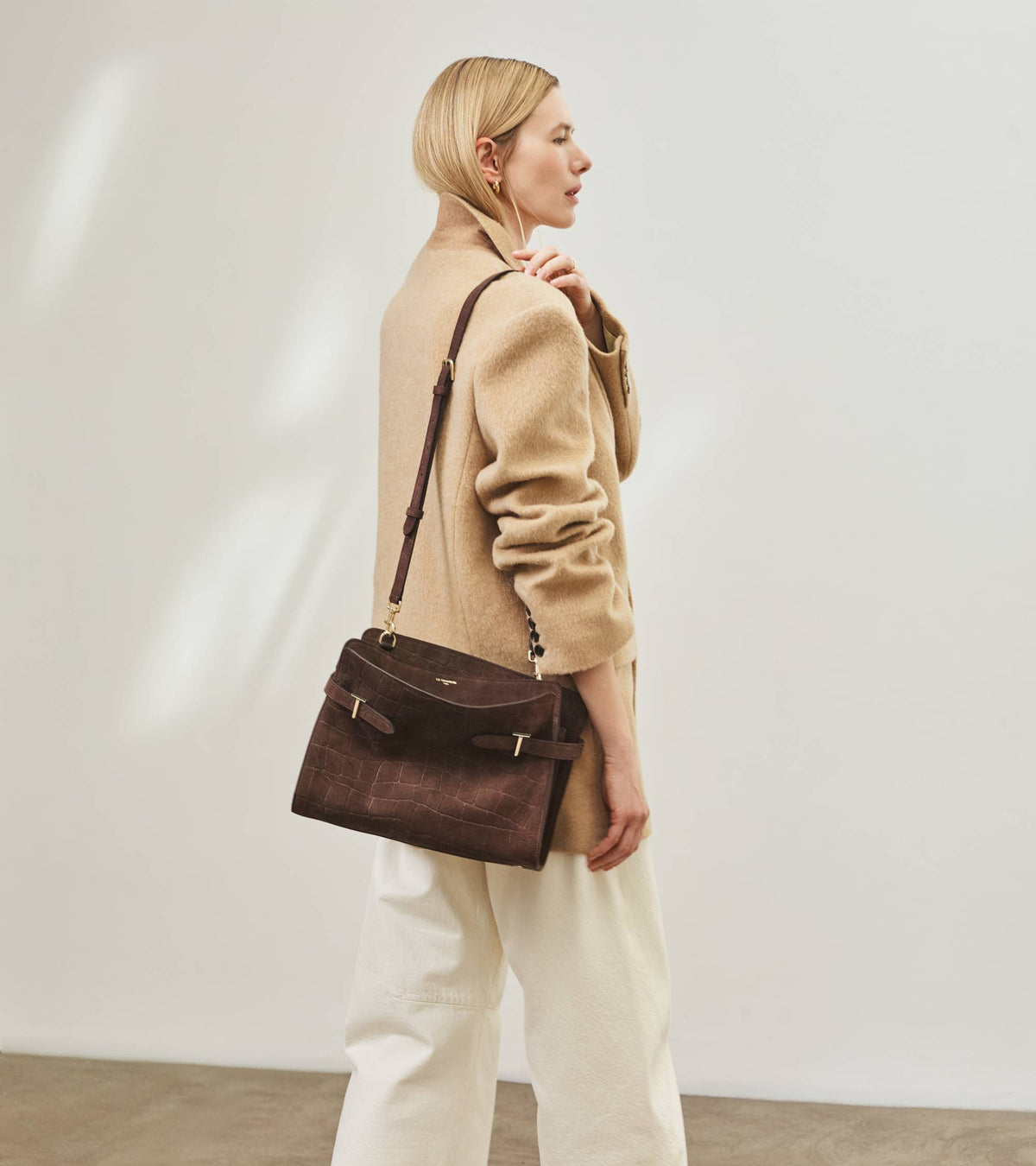 Sac porté épaule grand modèle Emie en cuir refente de velours embossé effet crocodile