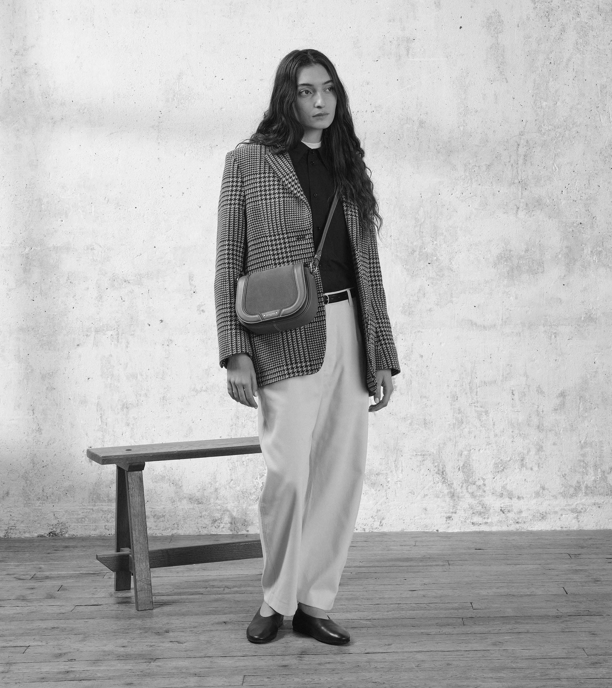 Bolso bandolera mediano modelo Ella de piel texturizada y nobuk