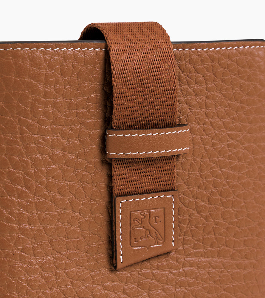 Noah phone case in smooth buffalo grain leather